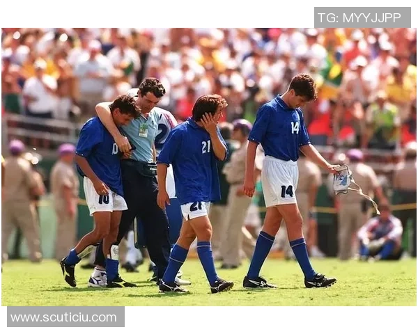 九十年代足球场上的超级球星与时代风采回顾