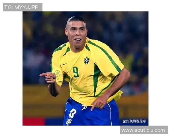 短发足球球星风采：简洁造型下的速度与力量之美