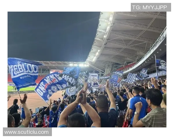 线下聚焦足球球星精彩瞬间与激情互动全景展现球迷热情