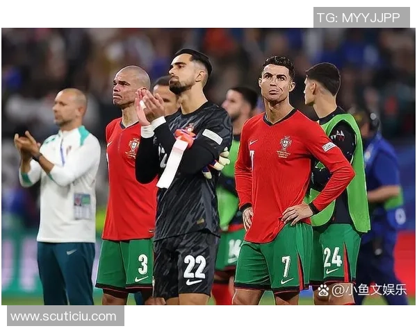 聚焦足球超级球星传奇人生探索其背后的荣耀与挑战 聚焦足球超级球星传奇人生探索其背后的荣耀与挑战